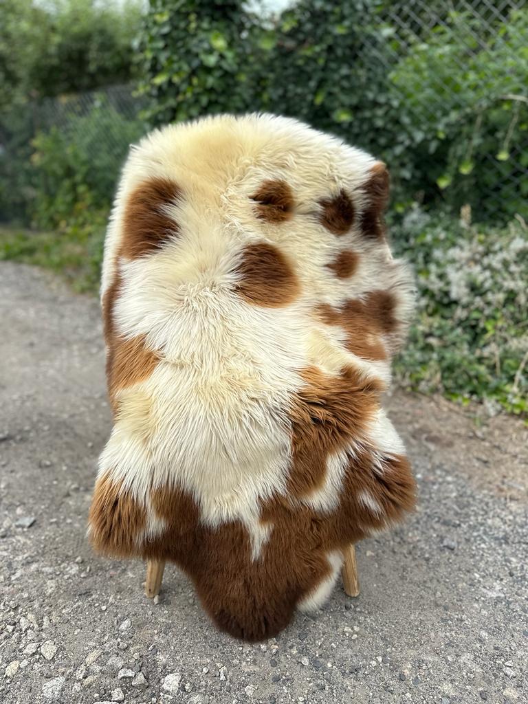 Saueskinn - Svenske - polka-dot-swedish-sheepskins-adam-leather