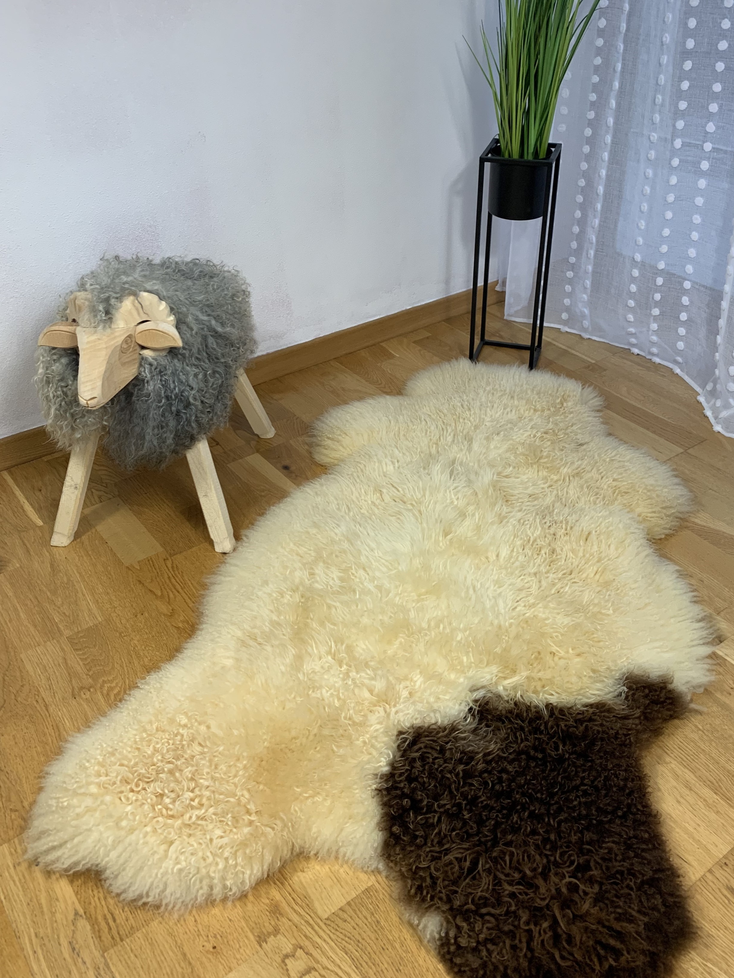 Saueskinn - Svenske - swedish-milk-polka-dots-sheepskins-adam-leather