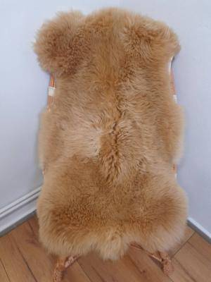 Saueskinn - Meliert  Toffee - Coburg revsauen - unique-meliert-toffee-sheepskin