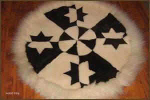 Saueskinn - Runde tepper - beautiful-round-carpets-sheepskin-adam-leather