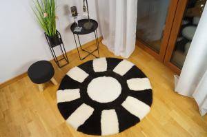 Saueskinn - Runde tepper - superb-round-carpets-sheepskin-adam-leather