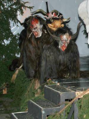 Saueskinn - Langhåret saueskinn til Krampus-kostyme - krampussalzburgdddwithbishopandangel