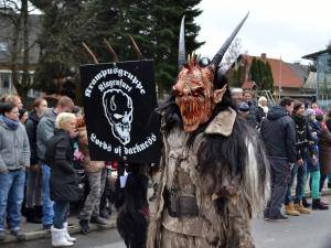 Saueskinn - Langhåret saueskinn til Krampus-kostyme - modernerkrampuskrnten2