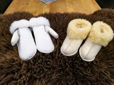 Saueskinn - Varme, koselige saueskinnhansker og tøfler 